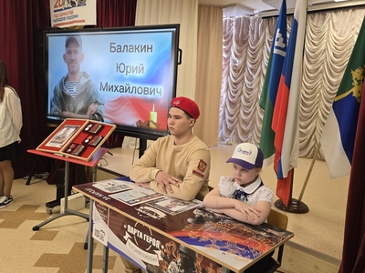 Право первыми сесть за Парту Героя предоставили ученику 9 класса и ученице 1 класса 