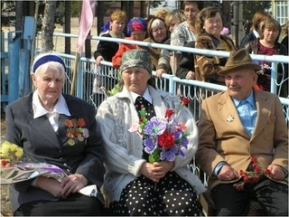 Суханова Валентина Ивановна, Селиванова Анна Ивановна (труженицы тыла) Болотов Яков Михеевич (ветеран ВОВ)

                       